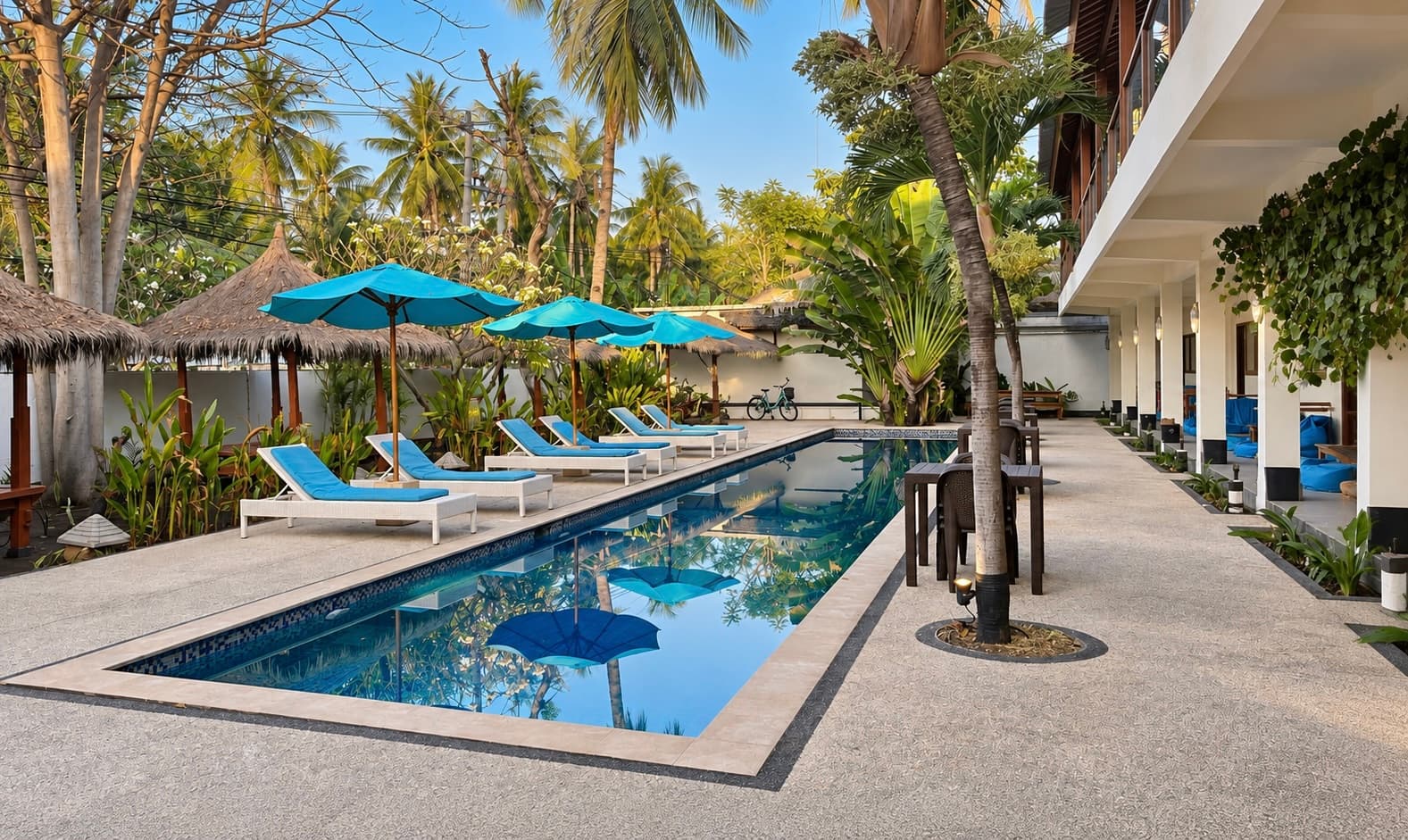 Direct terrace access to pool loungers
